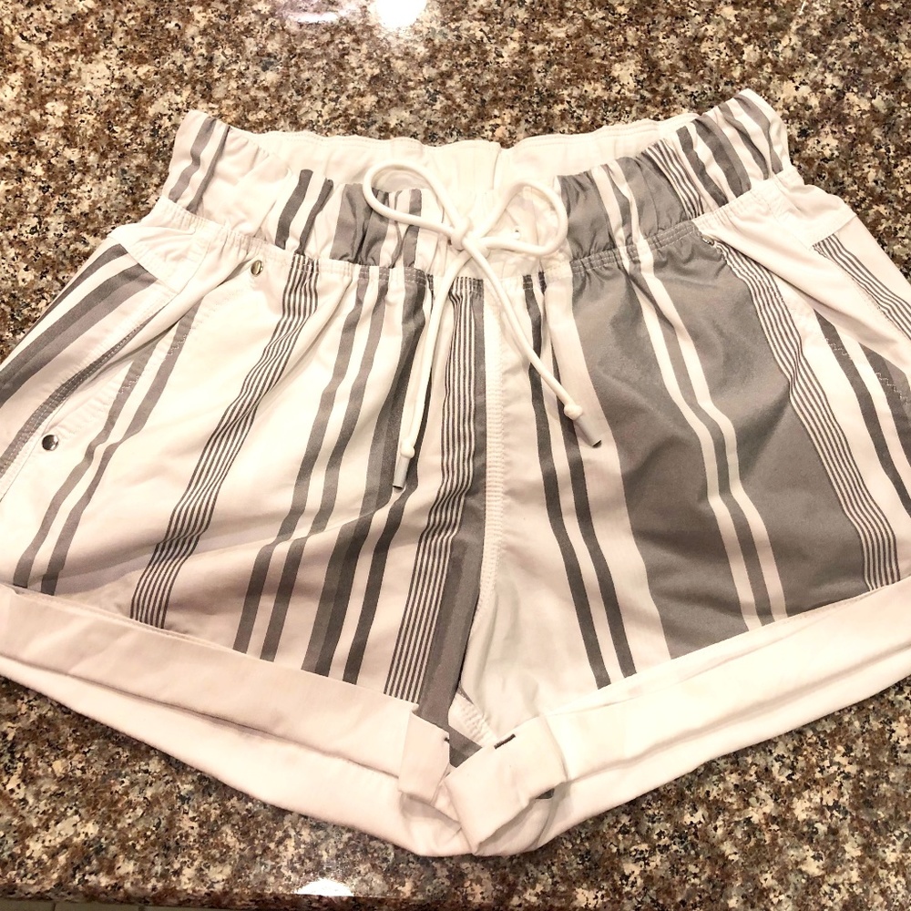 Lululemon Casual Leisure Non-lined Cuffed White+Gray Striped Shorts Small/4-6